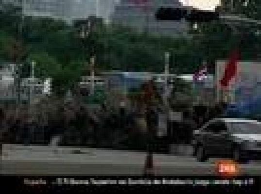  - Los camisas rojas retan al gobierno