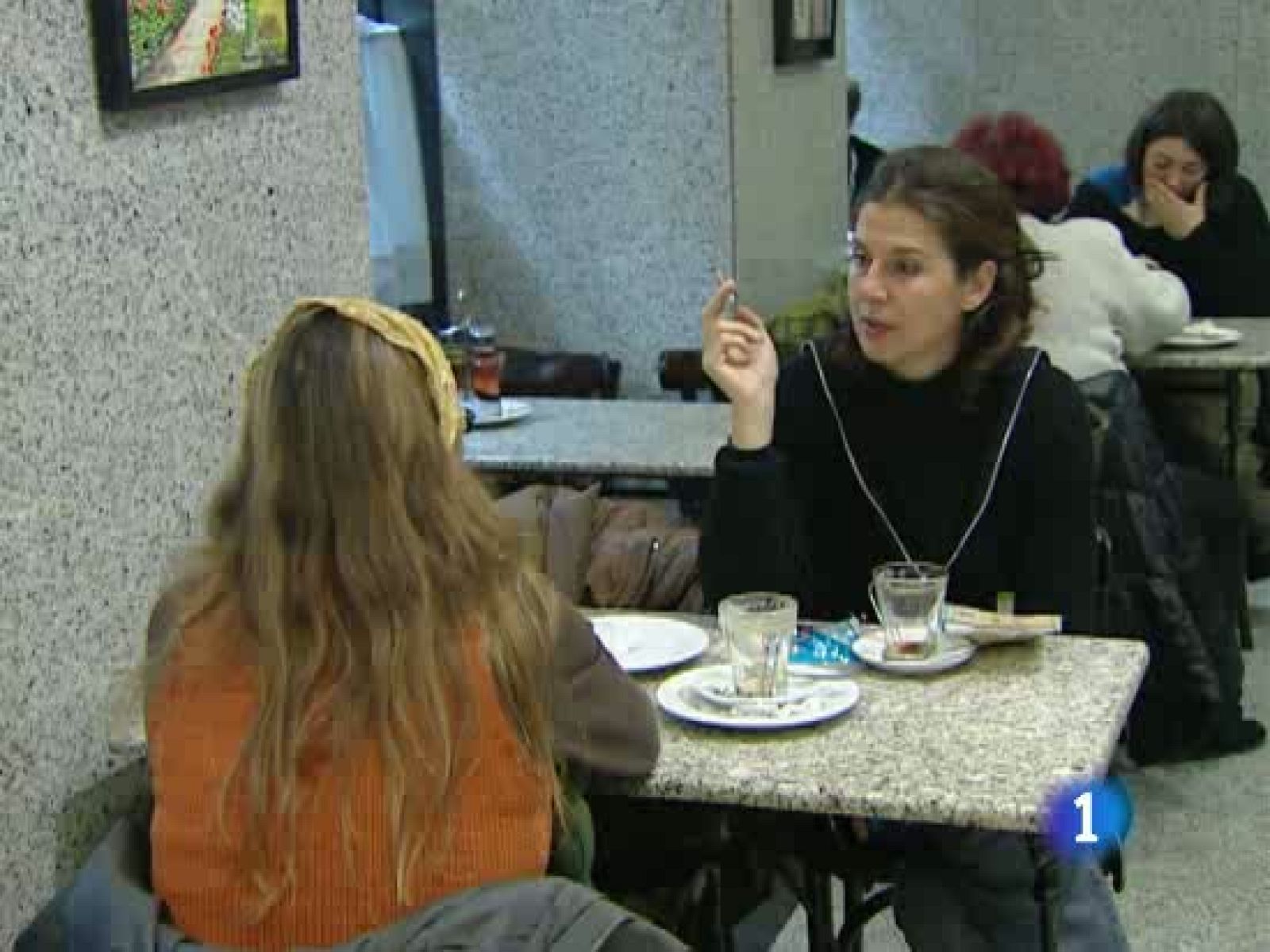 Tres de cada 10 españoles aseguran que irán más a los bares cuando se prohiba fumar totalmente - Ciencia y tecnología en Rtve.es | Ver