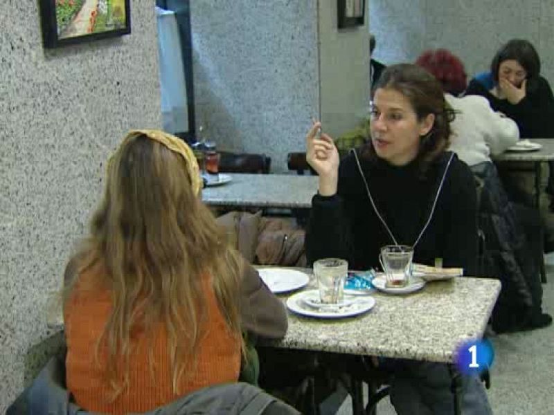 Tres de cada 10 españoles aseguran que irán más a los bares cuando se prohiba fumar totalmente - Ciencia y tecnología en Rtve.es | Ver