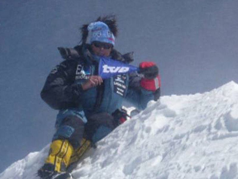 La alpinista tolosarra Edurne Pasabán se ha convertido en la primera mujer española en alcanzar los 14 'ochomiles' de la Tierra, al coronar el Shisha Pangma.