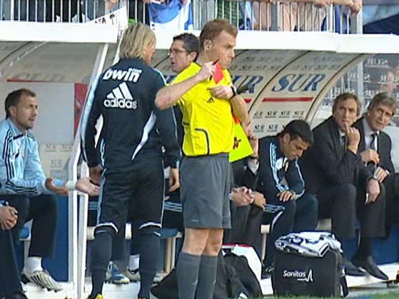 La cara de Florentino decía todo sobre el sentimiento con el que acabó el Real Madrid la Liga. El proyecto millonario del equipo blanco se saldó con cero títulos. Guti la lió con el árbitro llegandose a encarar incluso con Chendo.