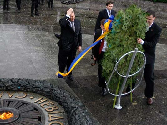 La noche en 24h - A Yanukovich le cae una corona