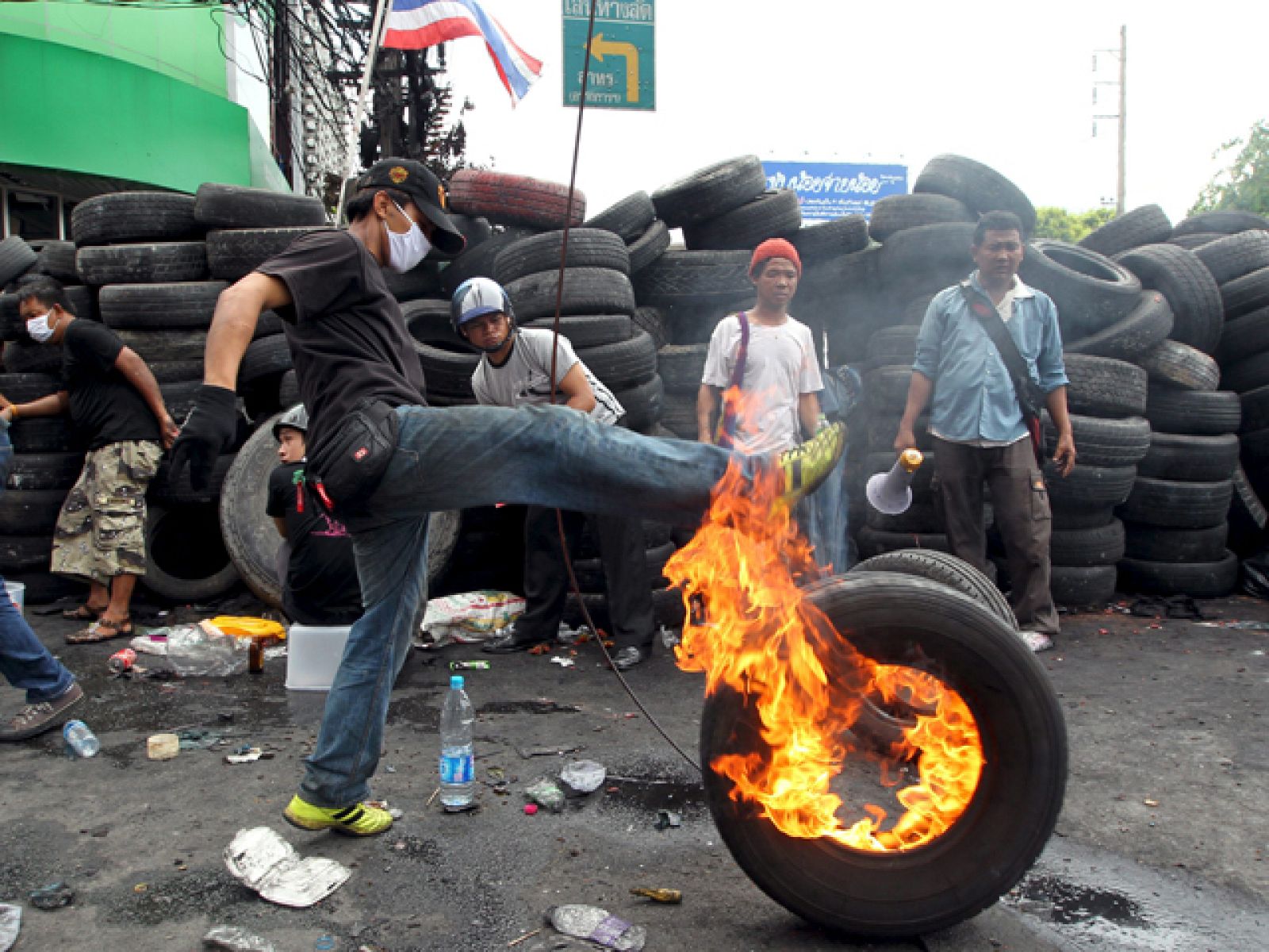 Mientras mantengan las protestas y las barricadas. La situación se mantiene bloqueada. No se descarta una inmediata intervención del Ejército. 
