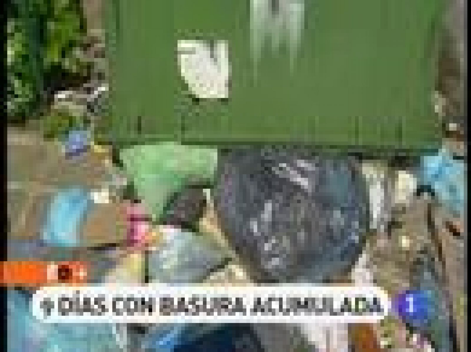 En Santiago, llevan nueve días conviviendo con toneladas de basura acumuladas por la huelga del sector. El intenso calor ha agravado la situación, pues el hedor comienza a ser insoportable y los vecinos, hartos ya, reclaman una inmediata negociación. 