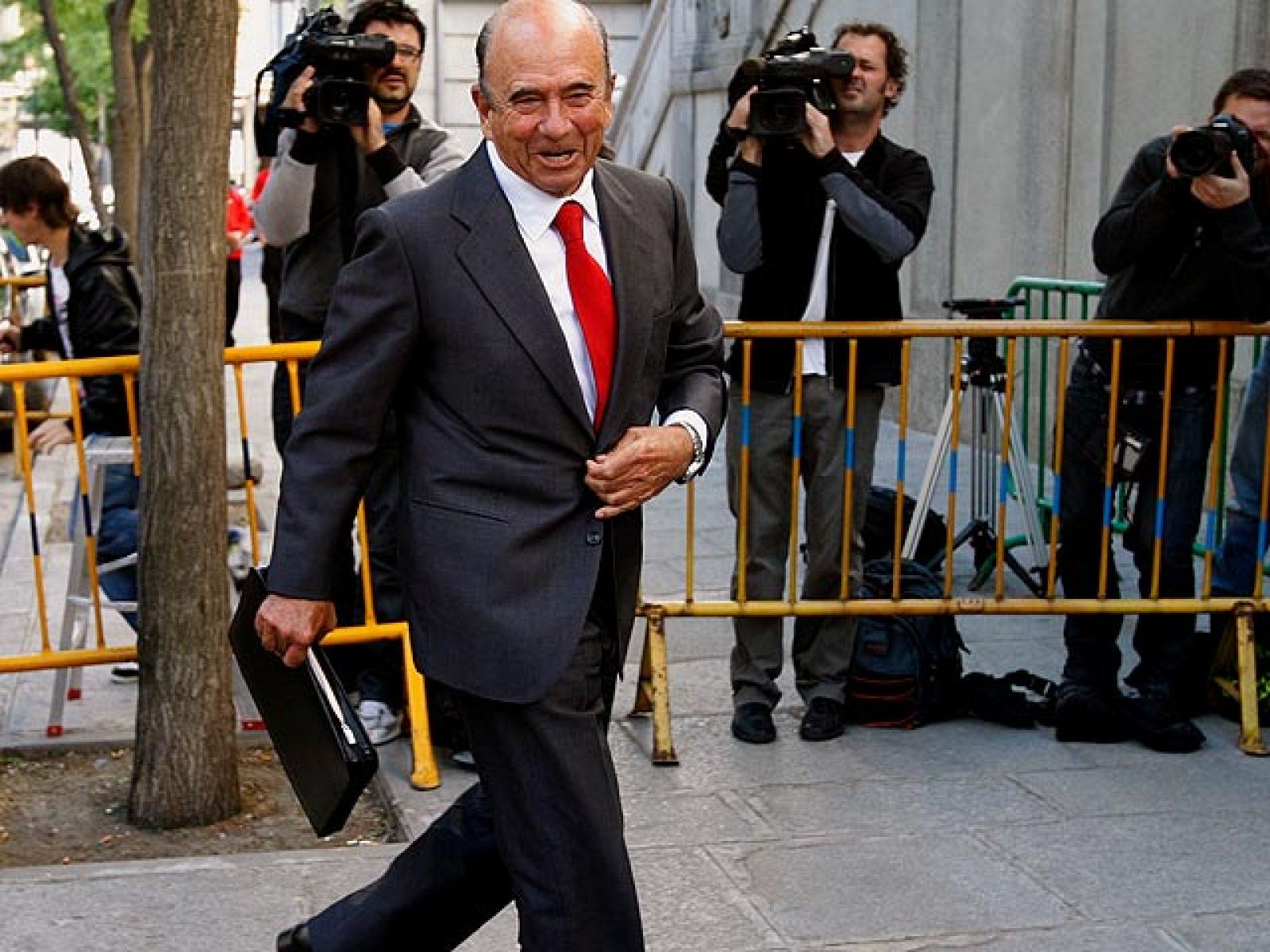 El presidente del Banco Santander, Emilio Botín, ha llegado al Tribunal Supremo para declarar como testigo ante el magistrado Manuel Marchena, instructor de la causa contra Baltasar Garzón por el dinero que presuntamente recibió el juez de esta entidad cuando estuvo en la Universidad de Nueva York.