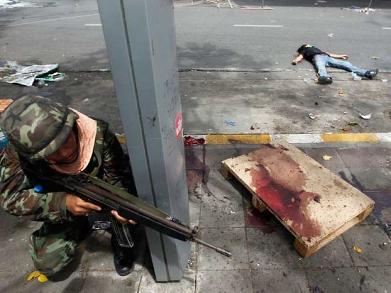  El Gobierno tailandés ha decretado el toque de queda tras los incidentes provocados por grupos incontrolados de los camisas rojas, que se niegan a rendirse pese a la petición de sus líderes tras ser asaltado su campamento en el corazón de Bangkok.