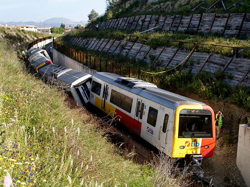Una treintena de personas resulta herida, dos de ellas de gravedad, al descarrilar un tren en Mallorca