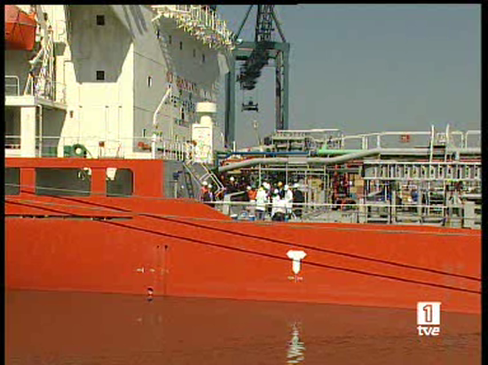 El puerto de Barcelona ha recibido hoy el primer buque con agua para el consumo, medida que se mantendrá pese al incremento del nivel de los pantanos tras el último temporal (13/05/2008).