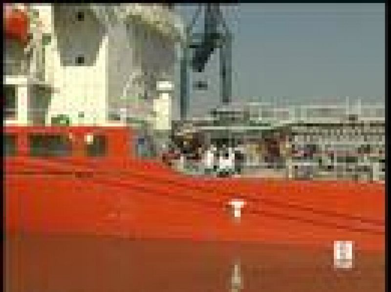 El puerto de Barcelona ha recibido hoy el primer buque con agua para el consumo, medida que se mantendrá pese al incremento del nivel de los pantanos tras el último temporal (13/05/2008).