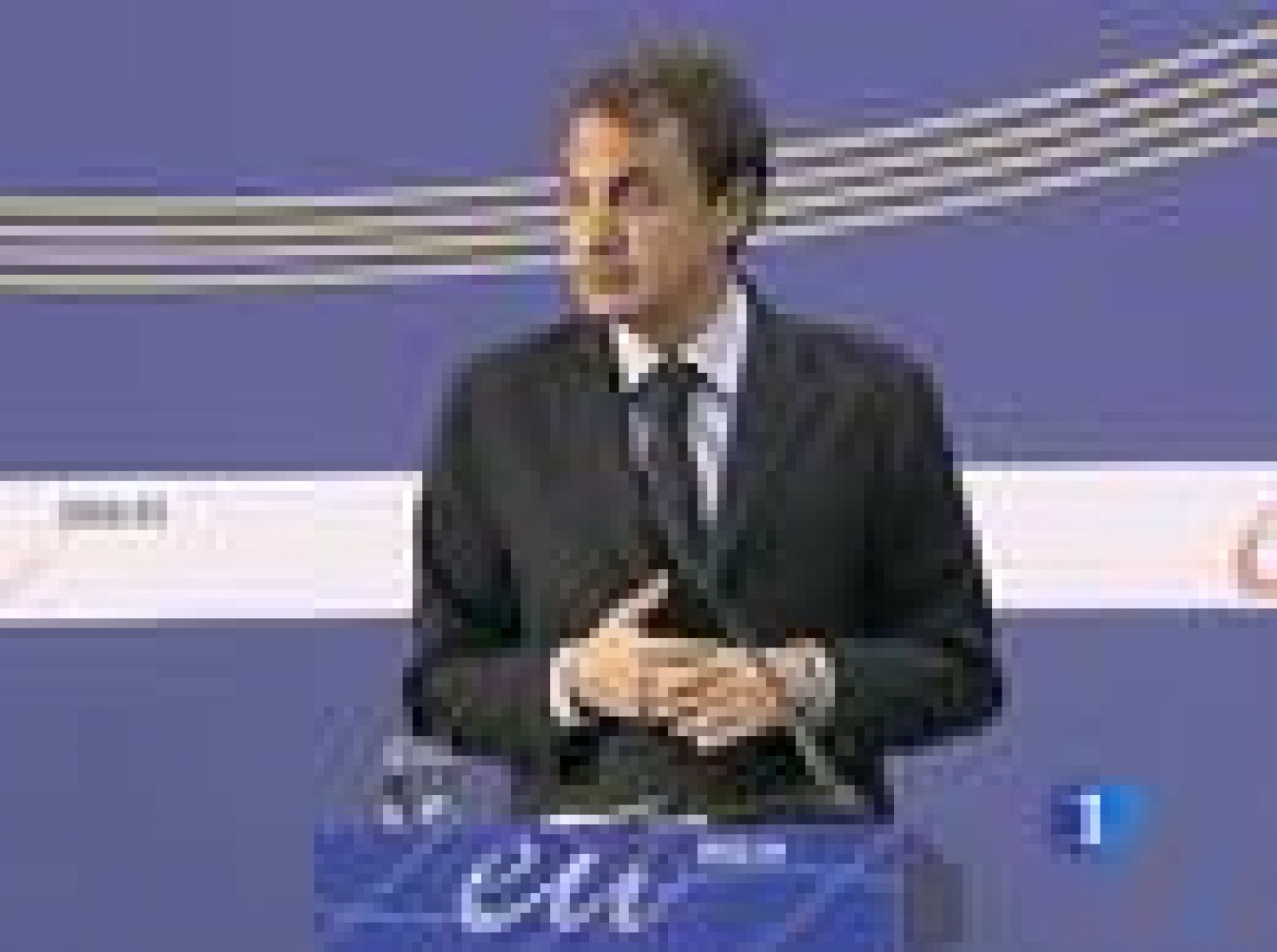 Rodríguez Zapatero lo ha anunciado durante una rueda de prensa en la Cumbre Europa y América Latina. El presidente no ha concretado la fecha de la reforma fiscal, pero si ha dicho que será limitada y no afectará a la clase media. Y ha añadido que el esfuerzo que ya ha pedido a trabajadores y pensionistas debe ser mayor en el caso de los que tienen un volumen importante de recursos.