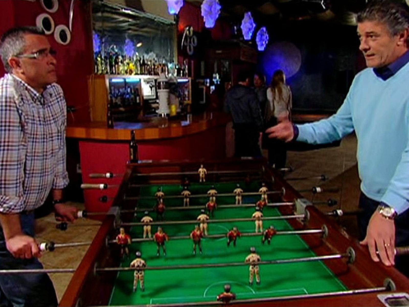 Volver con... - Francisco jugando al futbolín - Volver con... | Ver