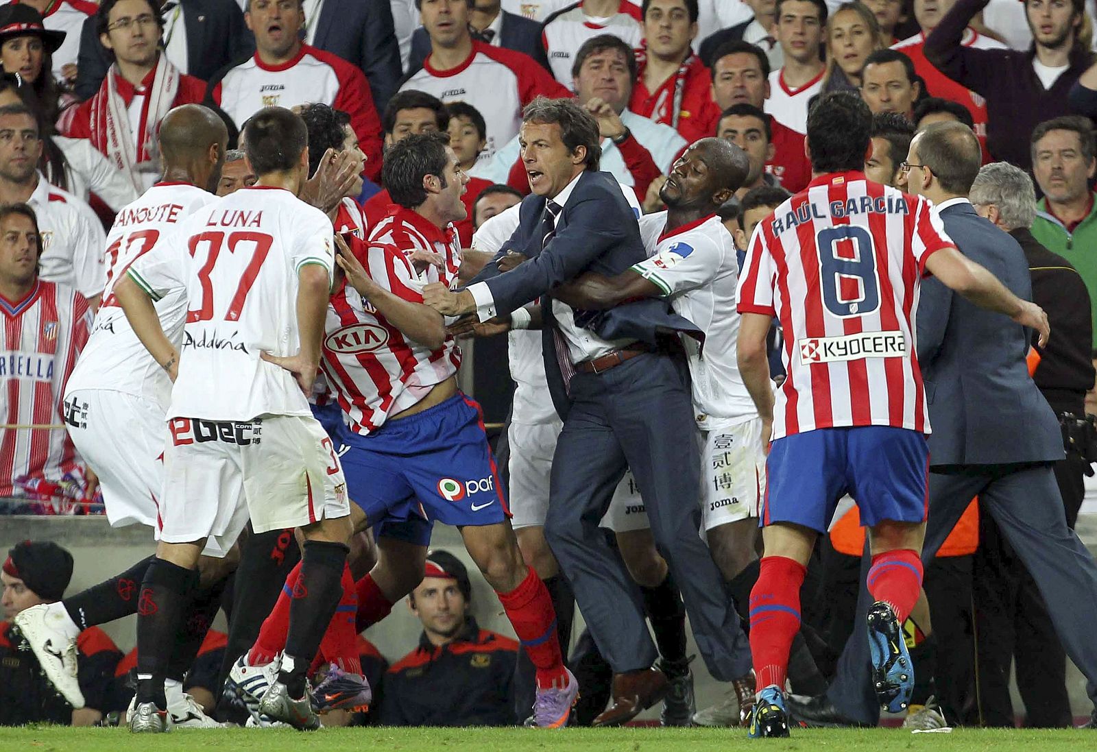 Bronca, agresiones y expulsión | Ver