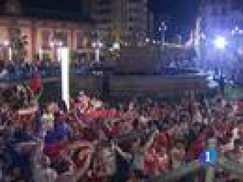 Miles de sevillistas se han concentrado en la Puerta de Jerez para celebrar la Copa del Rey conquistadoa por el Sevilla en Barcelona.