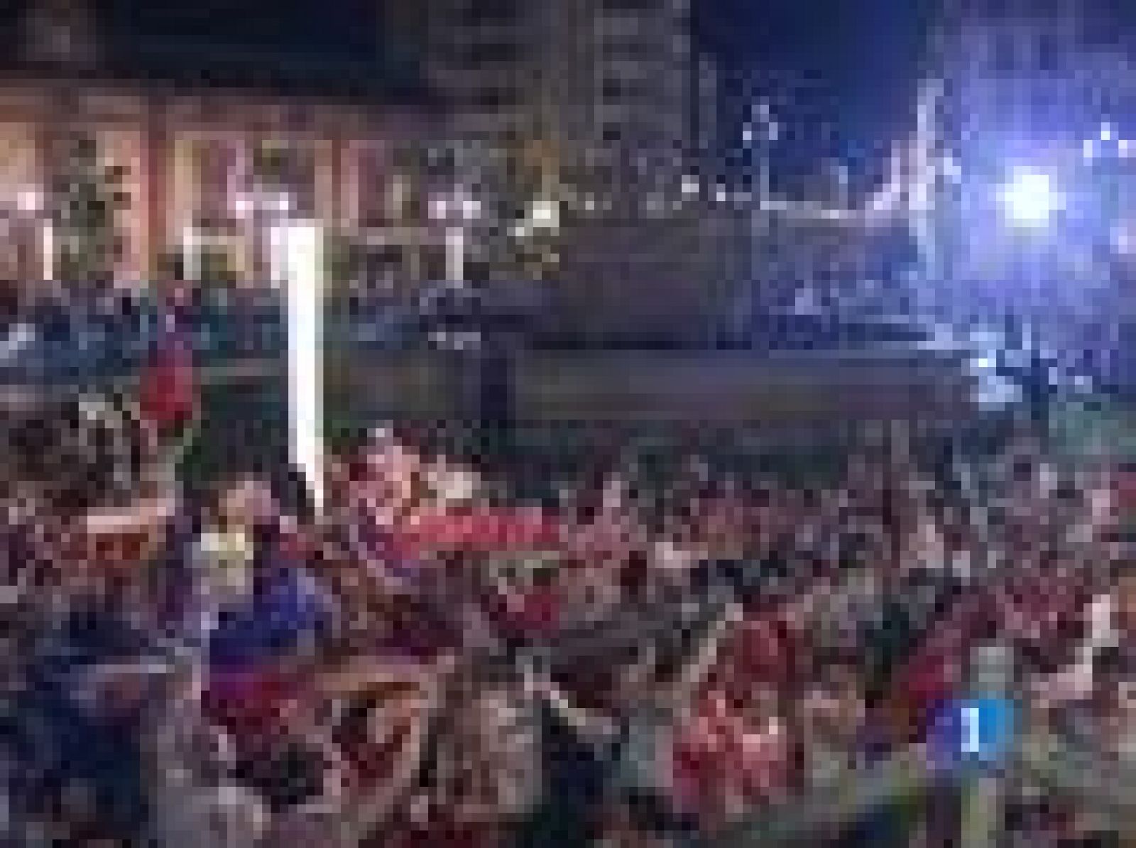 Miles de sevillistas se han concentrado en la Puerta de Jerez para celebrar la Copa del Rey conquistadoa por el Sevilla en Barcelona.