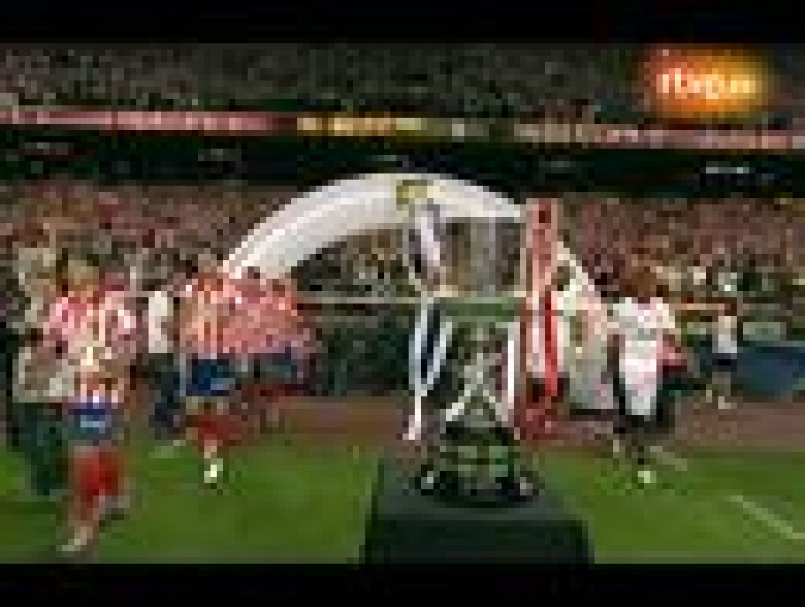 El Sevilla ha vencido en la final al Atlético de Madrid por 0-2 con goles de Capel y Navas y se llevan su segunda Copa del Rey en tres años, la anterior la levantaron en 2007. 