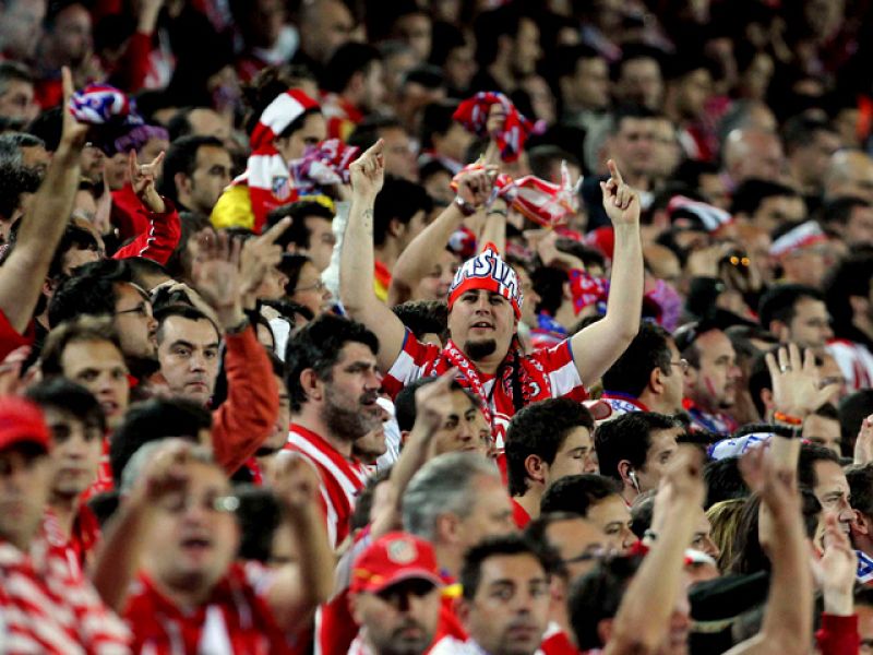 Los jugadores rojiblancos han aplaudido la reacción de su afición, que animó a los suyos durante todo el partido y minutos después de su término, a pesar de la derrota.