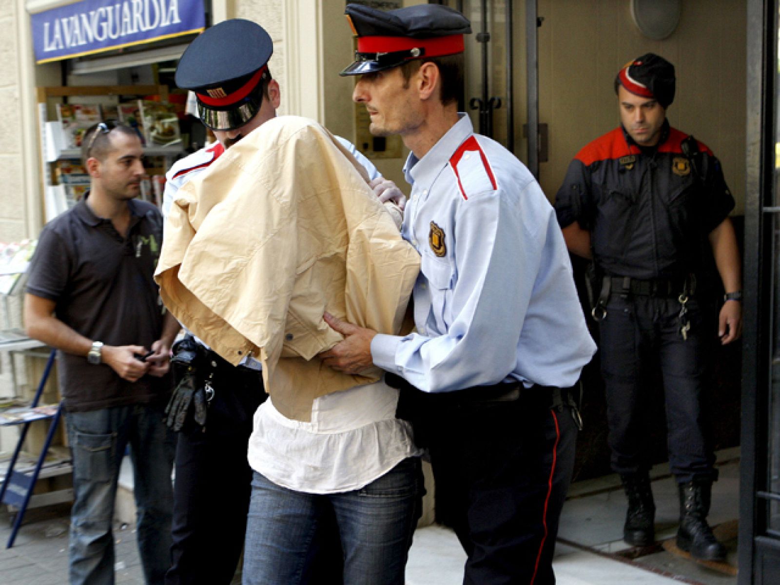 Los mossos de Esquadra registran en Barcelona la vivienda donde vivía la mujer acusada de matar a sus dos hijos | Ver