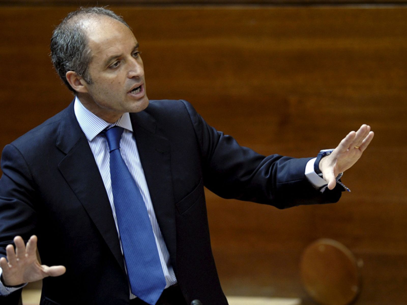 Enfrentamiento entre el presidente Camps y los grupos de la oposición tras la reapertura del caso de los trajes. El presidente valenciano ha dicho que llegará hasta el final y que si le atacan es porque no hay forma de ganarle.