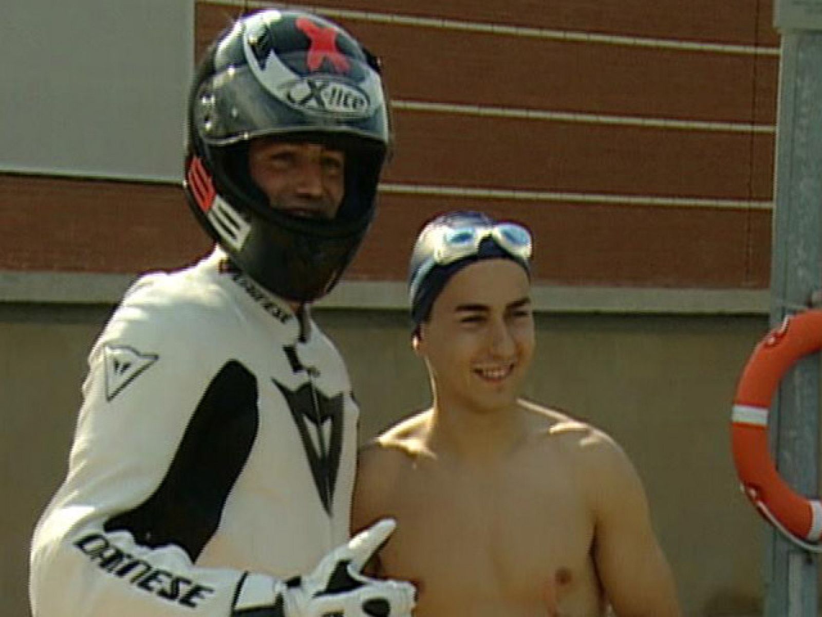 El piloto de Yamaha reta en una piscina al campeón del mundo de 50m mariposa. 