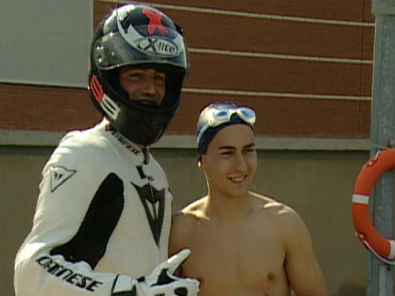 El piloto de Yamaha reta en una piscina al campeón del mundo de 50m mariposa. 