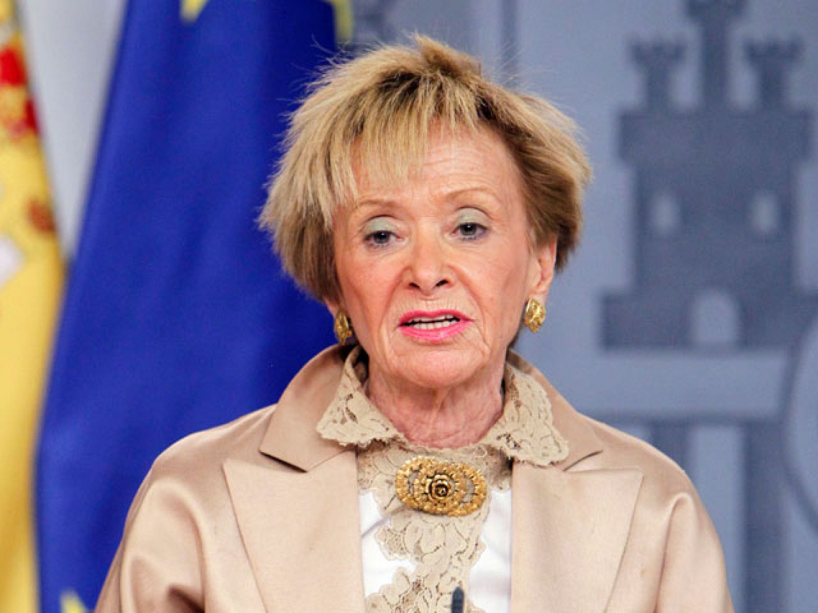 María Teresa Fernández de la Vega explica cómo será la bajada de sueldo a los funcionarios | Ver