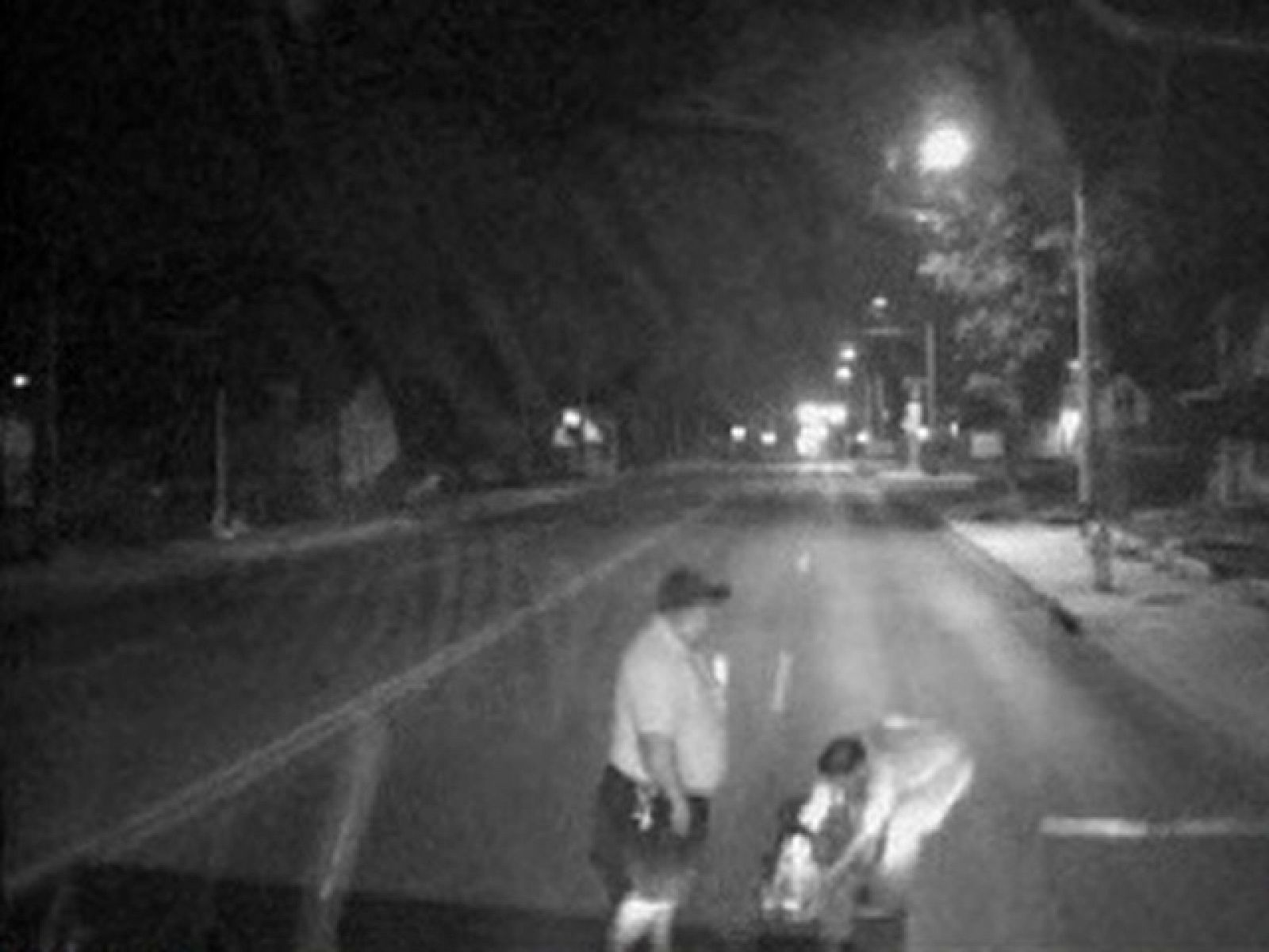 Un bebé en medio de la carretera | Ver