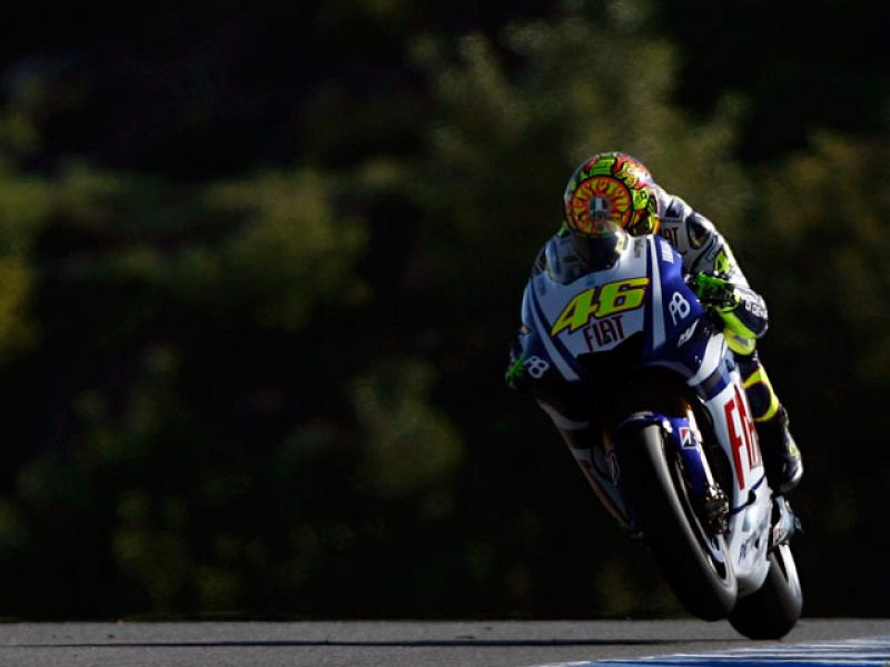 En el último suspiro, Valentino Rossi le ha arrebatado a Casey Stoner el mejor crono de los primeros libres de Le Mans. 