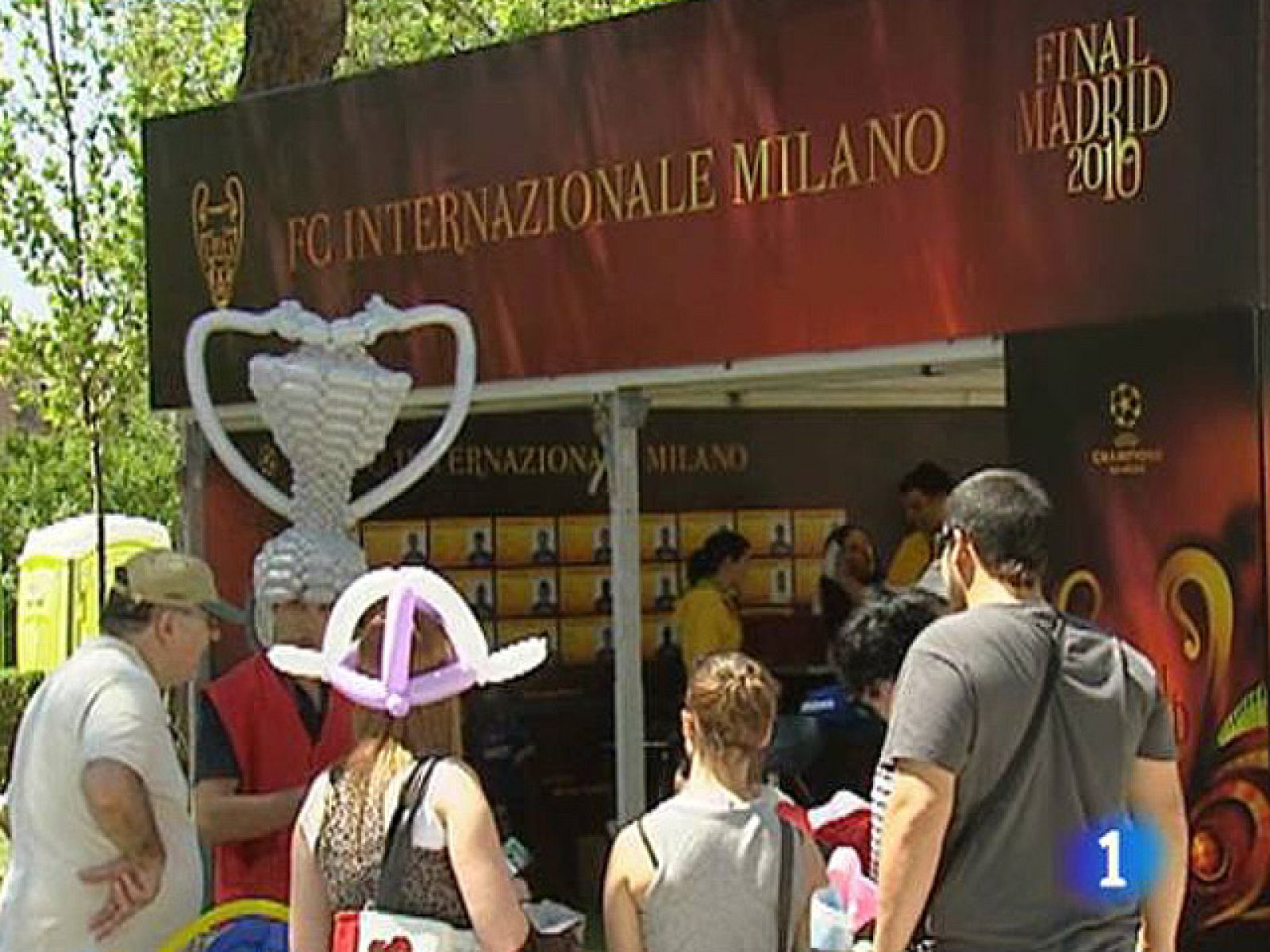 La capital ya vive el ambiente de Champions en sus calles, con los primeros aficionados de Bayern e Inter disfrutando de su estancia en Madrid.