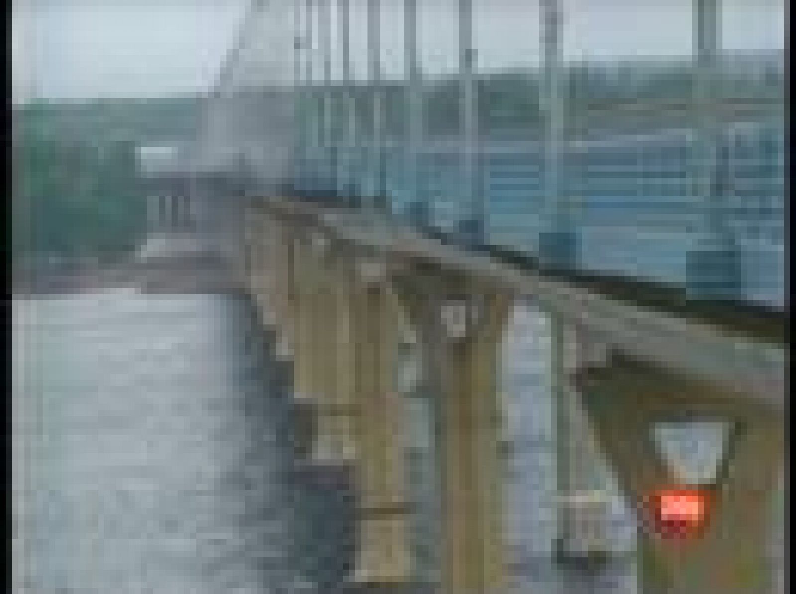 La superficie de un puente colgante en Rusia oscila provocando auténticas olas | Ver