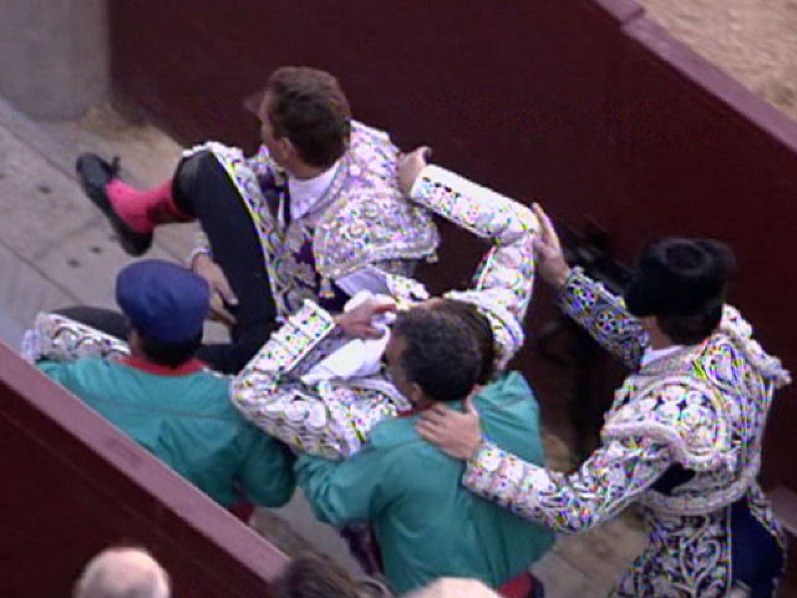 Julio Aparicio sufre una aparatosa cogida en Las Ventas | Ver