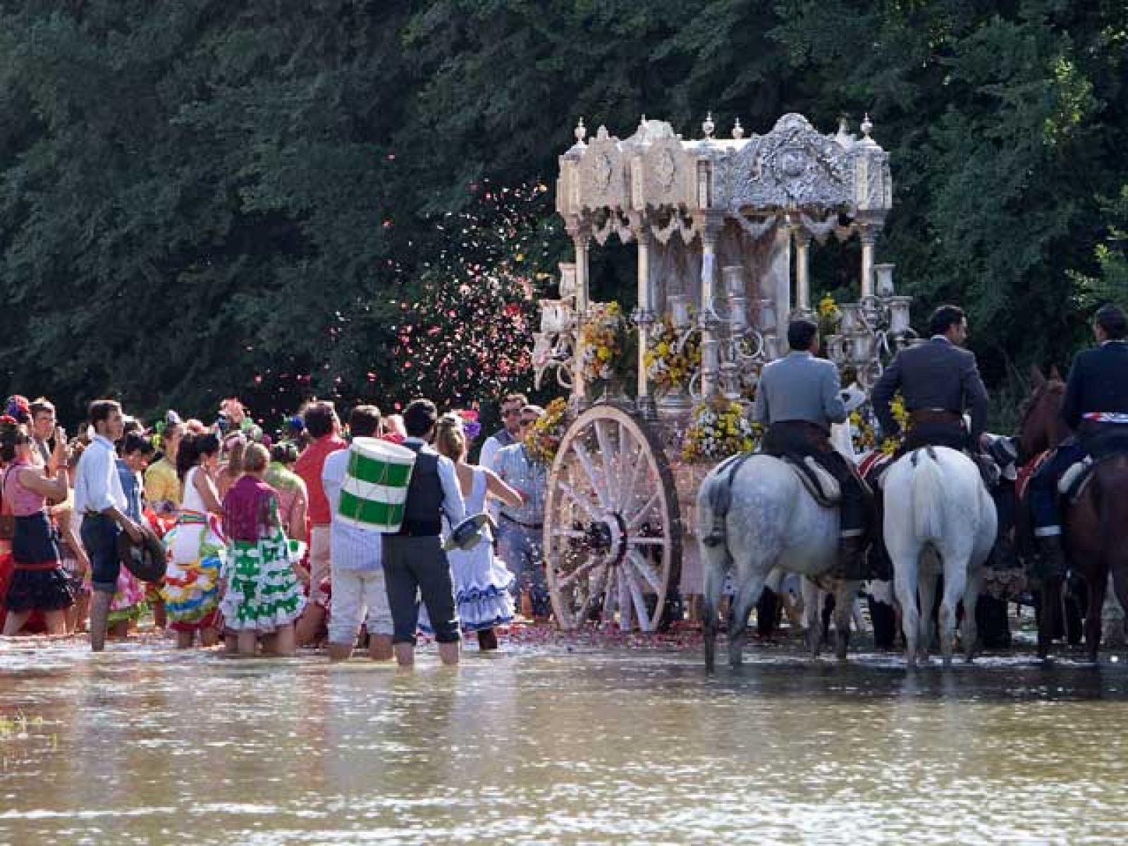 Hasta un millón de personas se reunirán este fín de semana en la aldea del Rocío | Ver