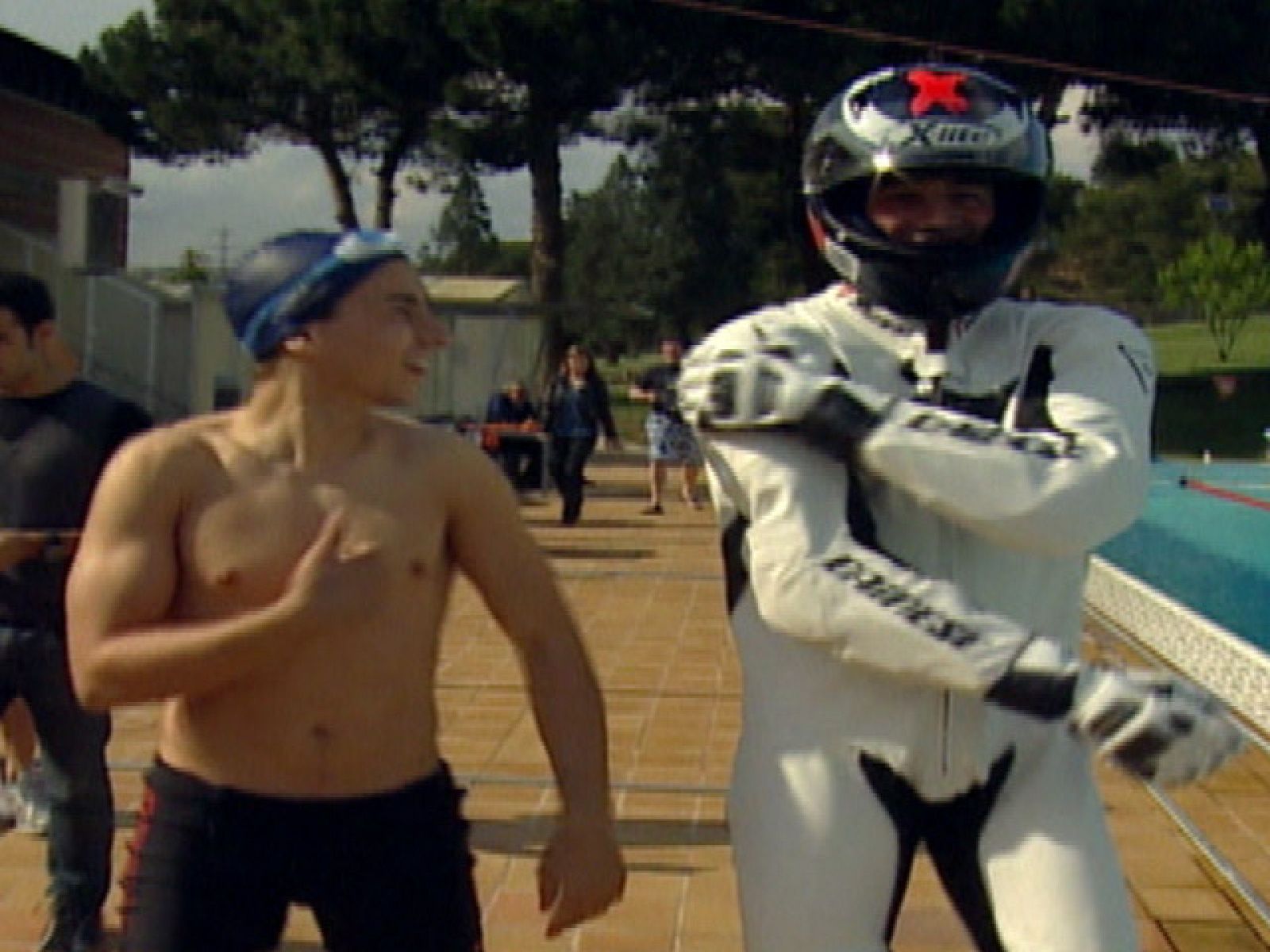 Jorge Lorenzo compite en una piscina contra Rafa Muñoz, campeón del mundo de 50m mariposa. 