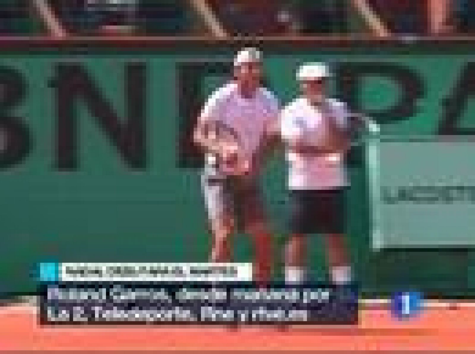 El tenista español Rafa Nadal se ha entrenado esta mañana en la pista central de Roland Garros. Tras ganar todos los partidos que ha disputado este año en tierra batida, su objetivo es coronarse en París. El de Manacor debuta este martes ante el fran