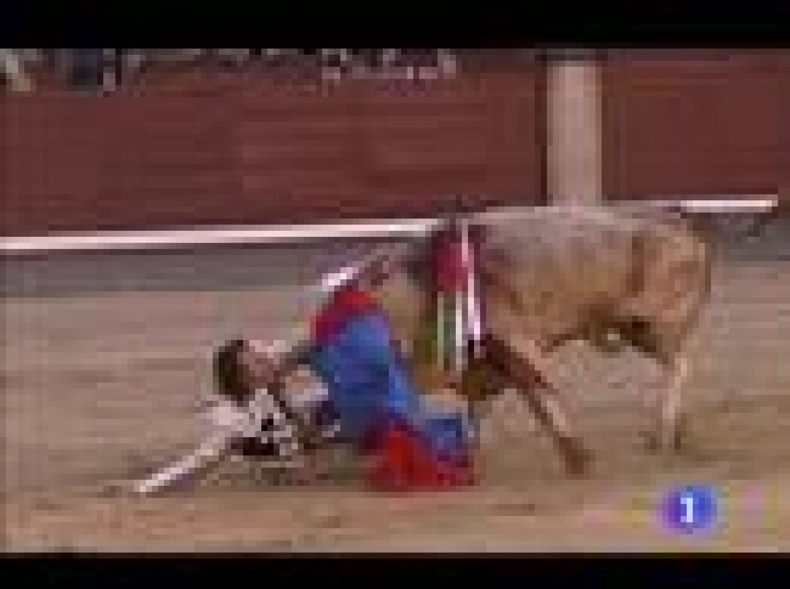 El torero Julio Aparicio, que sufrió una cogida este viernes en la plaza de toros madrileña de Las Ventas, permanece en la UCI, tras dos operaciones, su estado es estable. (22/05/2010)