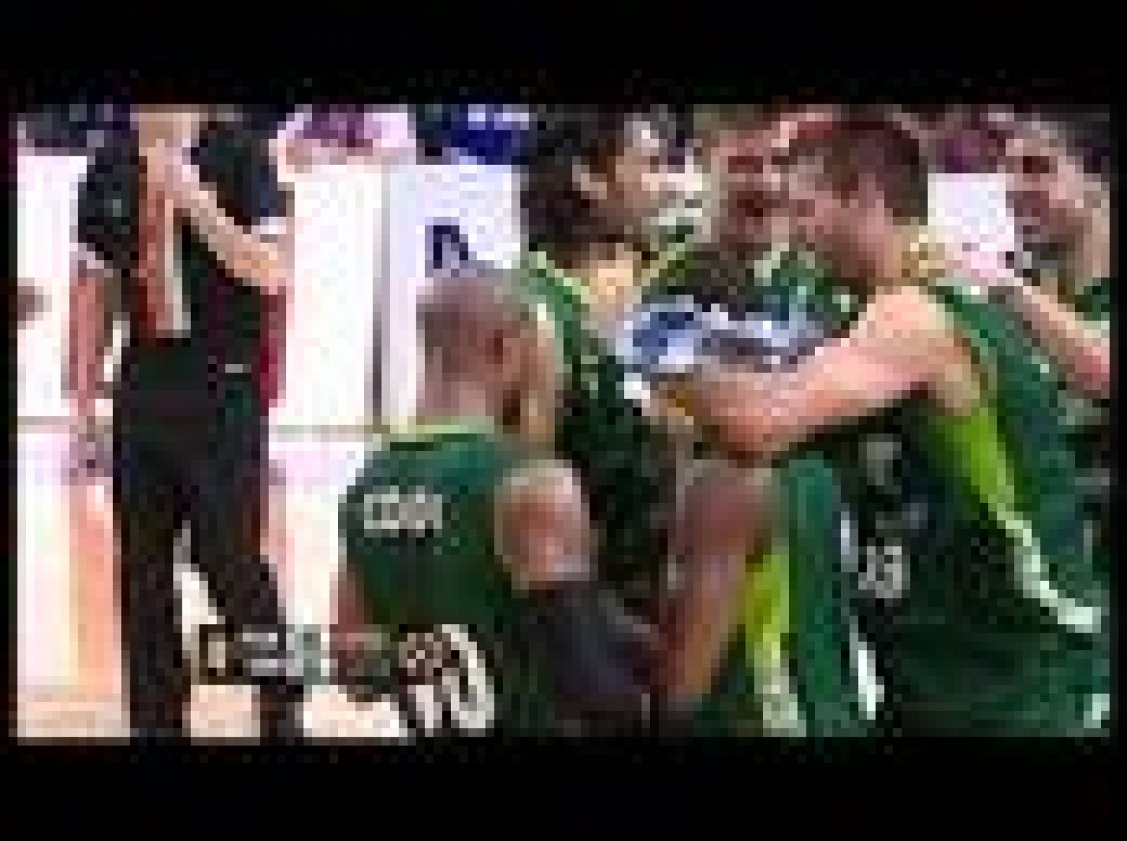 El Unicaja de Málaga sorprendió al Power Electronics Valencia en su cancha con una victoria in extremis gracias a una canasta sobre la bocina de Dowell.