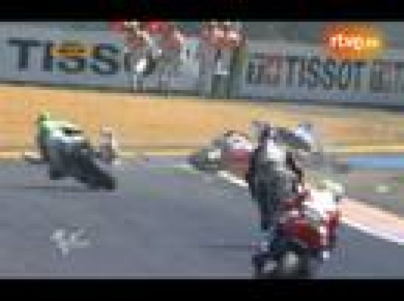 La moto de Xavier Simeon derribó a Alex de Angelis como un misil teledirigido en la carrera de Moto2 de Le Mans.