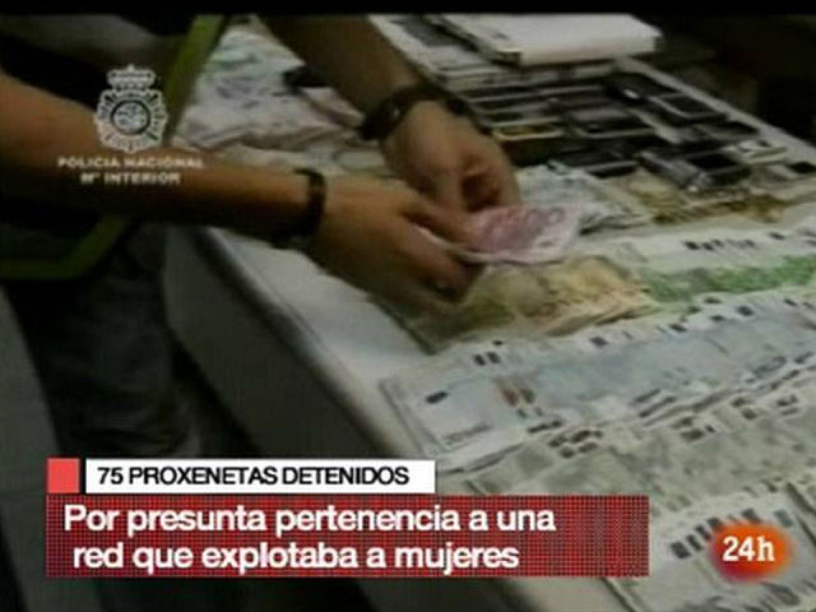 Agentes de la Policía Nacional han detenido a un total de 75 personas en Roquetas de Mar (Almería) en la desarticulación de una  supuesta red dedicada a la explotación sexual de mujeres y falsificación documental cuyo centro de actividad estaba en el municipio almeriense, según fuentes policiales.