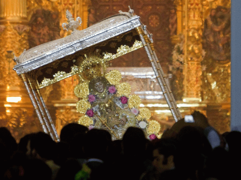    Los almonteños saltaron la reja a las 2.50 dando comienzo la procesión de Virgen