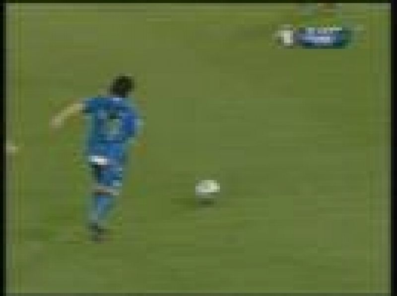  Maradona participa y marca un gol en la "Partita del Cuore"
