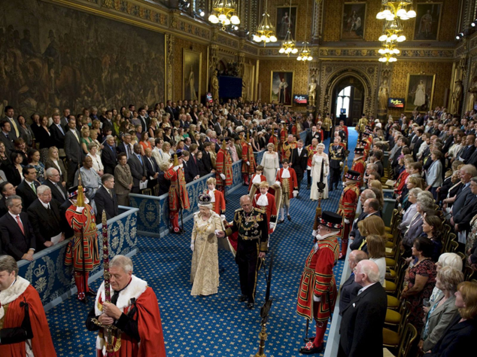 En el Reino Unido, Isabel II ha inaugurado el nuevo Parlamento con la lectura del discurso del gobierno | Ver