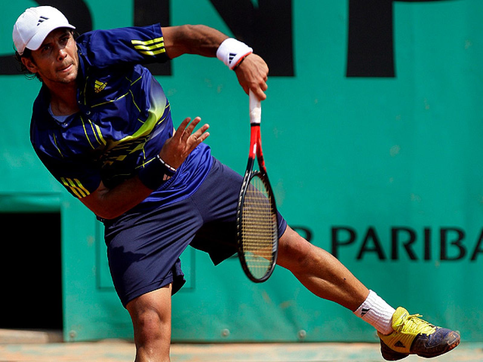 Fernando Verdasco ha empezado con buen pie en Roland Garros y se ha impuesto al ruso Igor Kunitsyn por 6-4, 6-2 y 6-2 en una hora y 55 minutos.