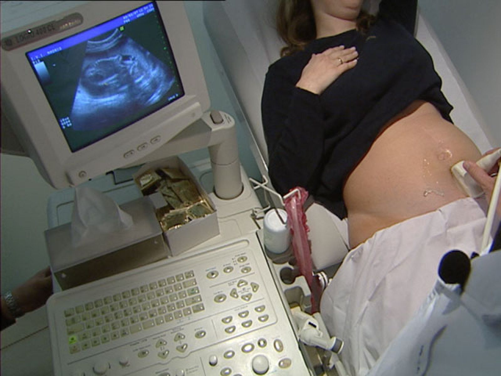 Hoy el Consejo Superior de Investigaciones Científicas ha presentado un informe con un dato muy llamativo: un alto porcentaje de las jóvenes que se quedan embarazadas no habían usado un anticonceptivo eficaz ya en su primera relación sexual. Según el estudio un embarazo precoz supone muchas veces un freno profesional.