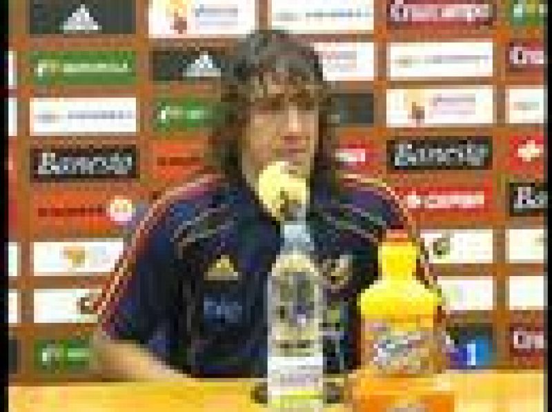 El defensa de la selección Carles Puyol ha asegurado que no hay ningún problema entre Valdés y Reina y que tienen una "muy buena relación". Por su parte, Pedro ha explicado porqué llevará el número 2 en el Mundial: "Lo echamos a suertes Javi Martínez