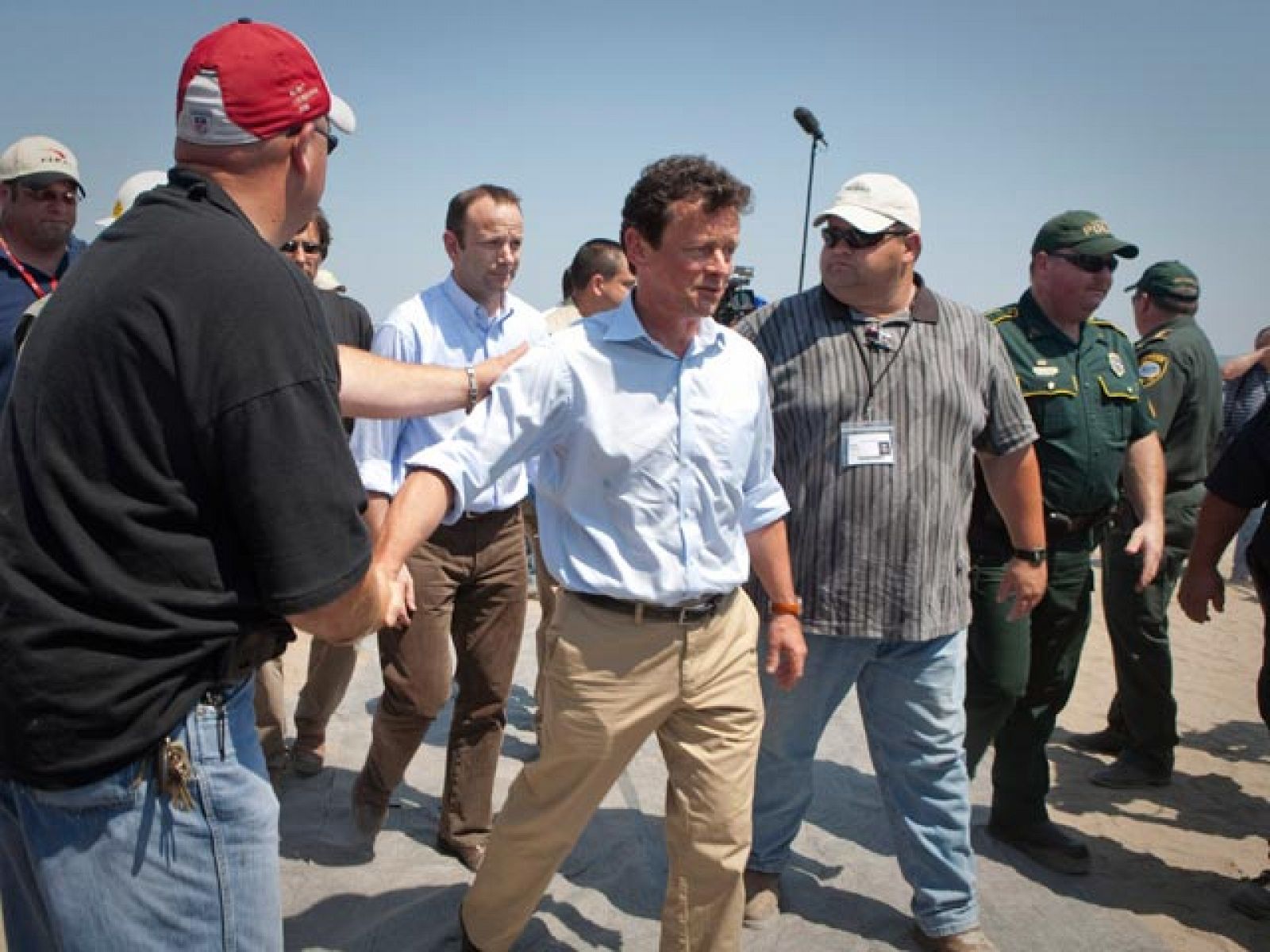 Tony Hayward, presidente de BP, visita la zona contaminada por el vertido de petróleo - Ciencia y tecnología en Rtve.es | Ver