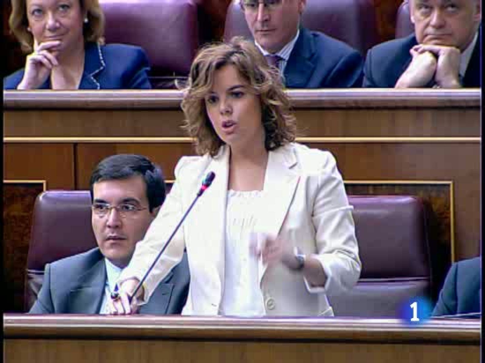 De la Vega ha asegurado que los populares están asilvestrados por su ceguera electoral. Y Sáenz de Santamaría ha augurado que el decreto para reducir el deficit, al que ha llamado decretazo, es el principio del fin del Gobierno.