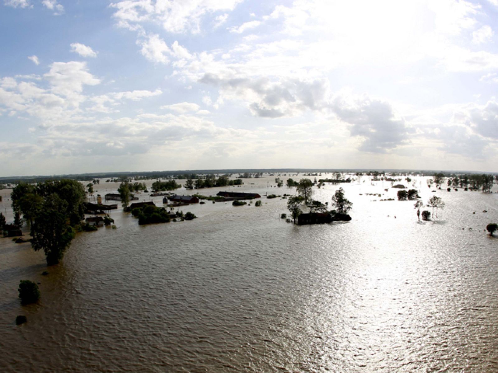 A causa de las inundaciones que han dejado además al menos 15 muertos. Ahora la alerta se desplaza hacia la desembocadura de ríos como el Vístula, en el Norte, o el Oder, en la frontera con Alemania.