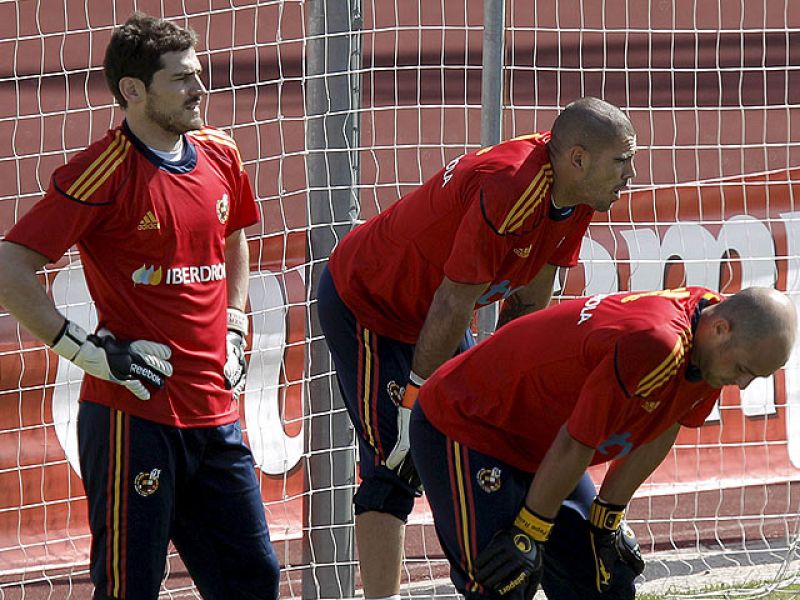 El cancerbero de la selección, Pepe Reina, ha evitado las polémicas de la portería de la 'Roja' y ha asegurado que tienen al mejor portero del mundo bajo palos, Iker Casillas.