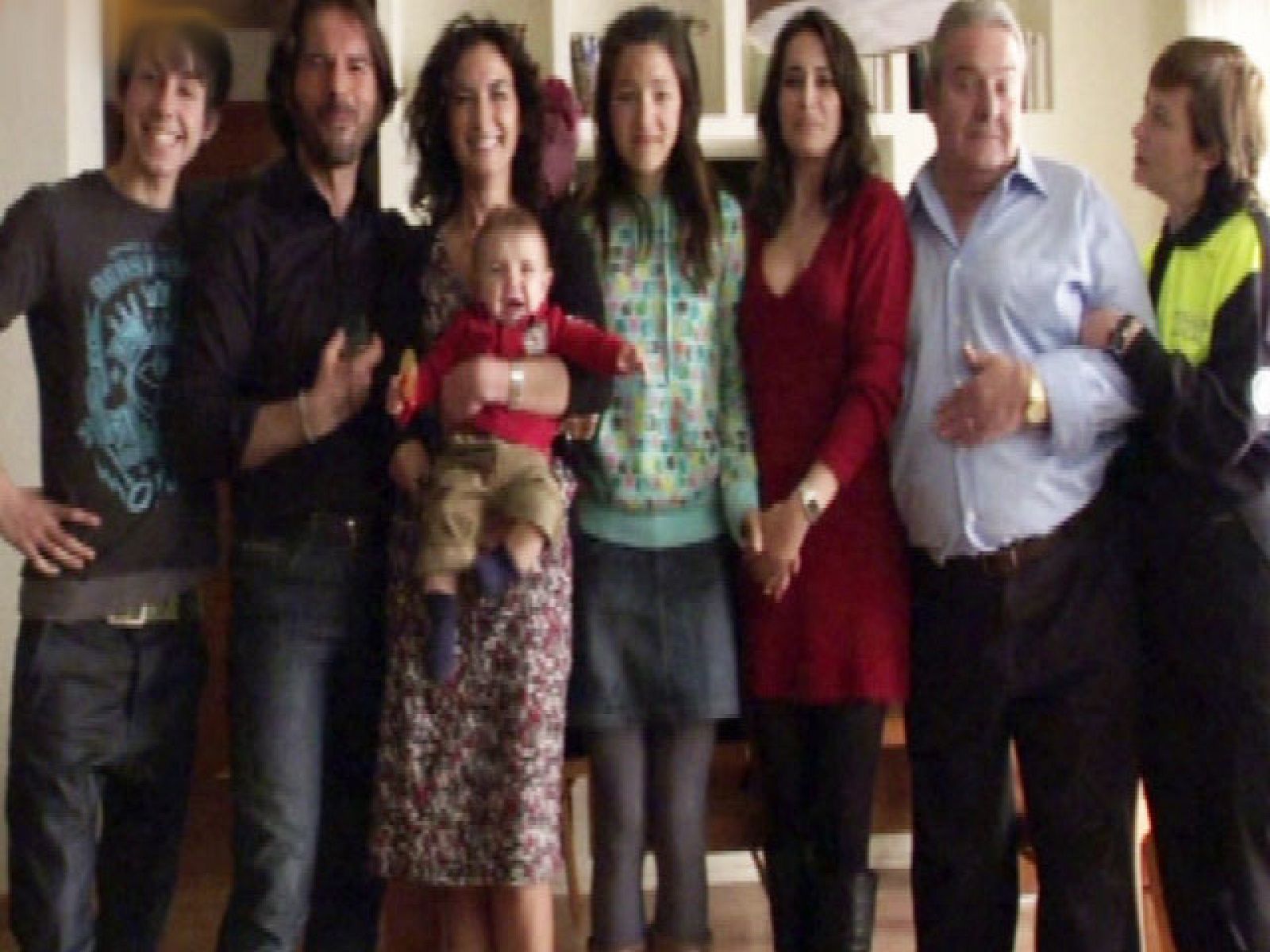 Lo tenía todo en contra, pero al fin Cris logra editar un vídeo de su familia... (Cap. 23)