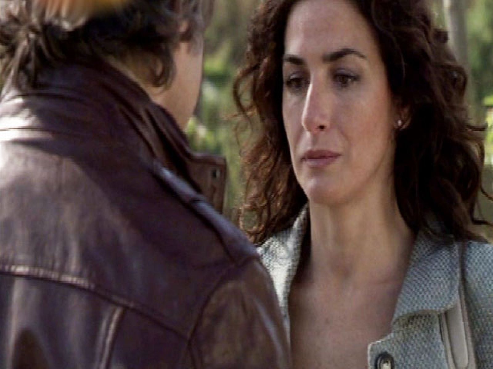 Bea se encuentra con Santi, que le confiesa que... (Cap. 23)