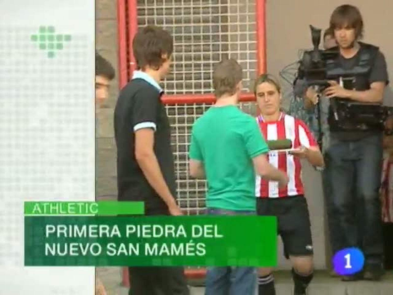   El nuevo San Mamés comienza a ser ya una realidad. Esta mañana se ha colocado la primera piedra del que será nuevo estadio del Athletic. Ha sido un acto presidido por el lehendakari en el que el honor de colocar esa primera piedra ha recaido en el socio más joven y el más veterano del equipo rojiblanco. //Feliz, emocionada y agradecida a todos los que le han ayudado: así ha llegado Edurne Pasabán a Madrid. Poco antes de las nueve de la mañana aterrizaba en el aeropuerto de Barajas procedente de Katmandú, nueve días después de convertirse en la segunda mujer que ha coronado los catorce ochomiles. //    Y en Irún se ha colocado esta mañana la primera piedra de las que serán las nuevas cocheras del metro de Donostialdea, un proyecto ambicioso y de futuro para el Gobierno Vasco. Estarán en un nuevo polígono industrial, en Araso, y serán realidad dentro de dos años.
